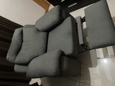Sillón reclinable de tela gris 