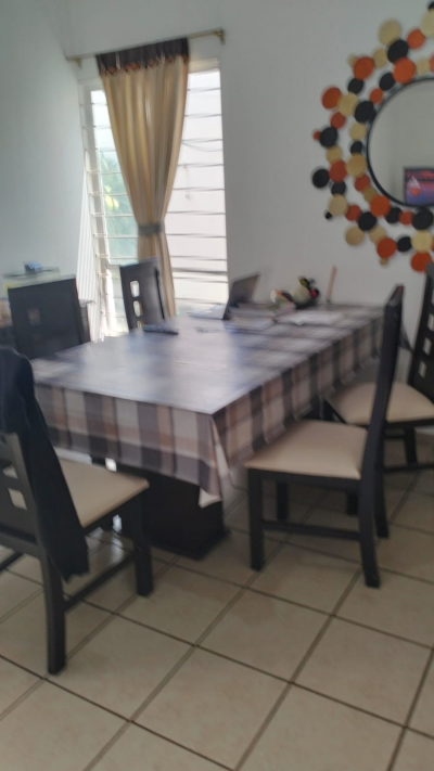 Comedor rectangular con 5 sillas y bufetero