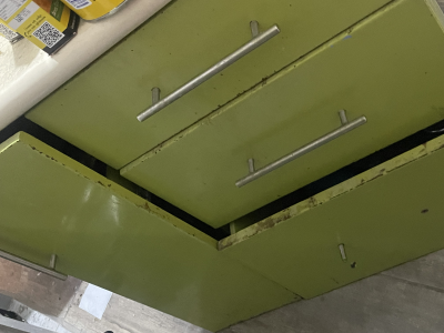 Sala, 2 gabinetes de cocina, estufa