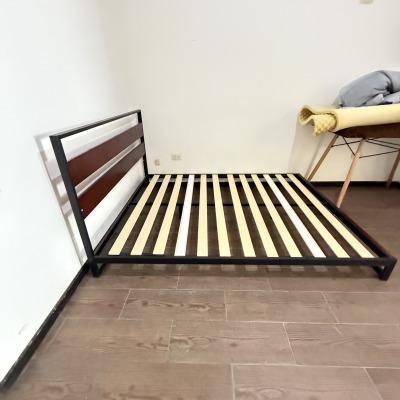 Base de cama Lunna matrimonial/queen- acero negro- Cabecera de madera