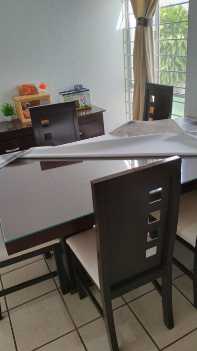 Comedor rectangular con 5 sillas y bufetero