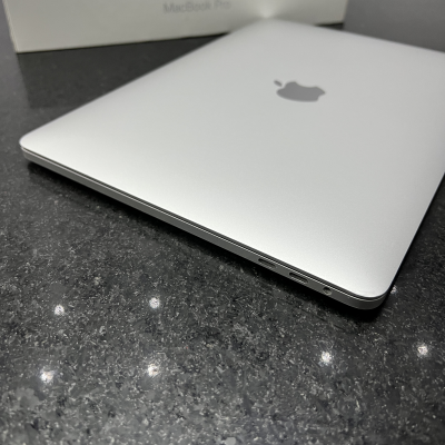 MacBook Pro 2018 Touch Bar Y Touch ID. Plata.