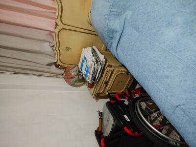 Recámara con dos burós , cabecera, luna, tocador, colchón con base de ruedas