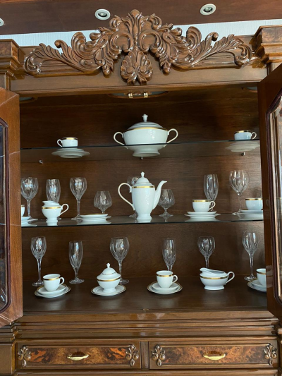 vendo sala, comedor, cristalero, bufetero, recamara y un espejo 