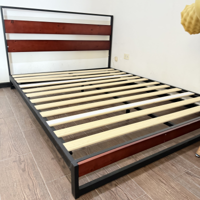 Base de cama Lunna matrimonial/queen- acero negro- Cabecera de madera