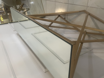 Credenza dorada cubierta espejo