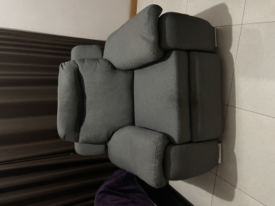 Sillón reclinable de tela gris 