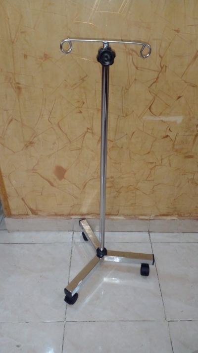 PORTA SUERO TRIPIE CROMADO