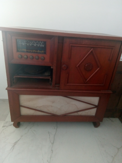  CONSOLA ANTIGUA Y COMODA DE MADERA