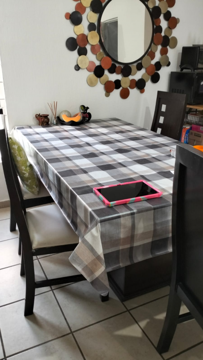 Comedor rectangular con 5 sillas y bufetero