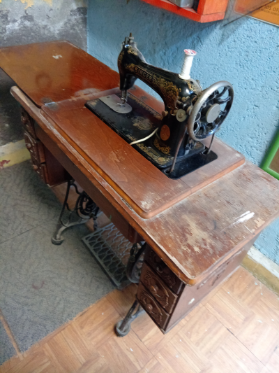 Máquina de coser marca Singer. 