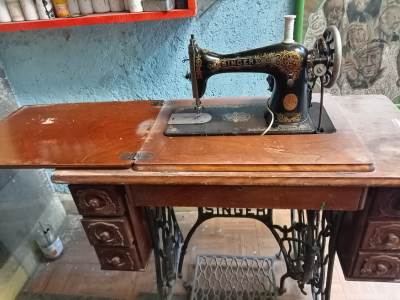 Máquina de coser marca Singer. 