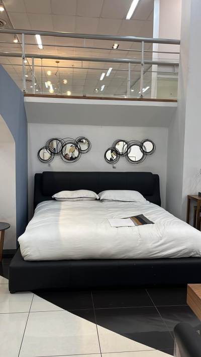 Cama King Size marca Casa de Las Lomas