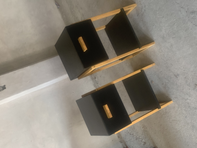 Se vende par de burós minimalistas 