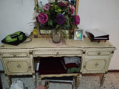 Recámara con dos burós , cabecera, luna, tocador, colchón con base de ruedas
