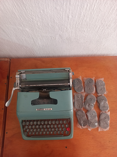 máquina de escribir olivetti estudio 44