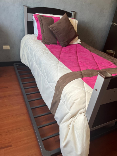 cama doble, con piesera, colchón y edredón 