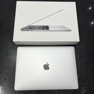 MacBook Pro 2018 Touch Bar Y Touch ID. Plata.