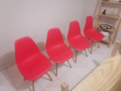 cuatro SILLAS EAMES