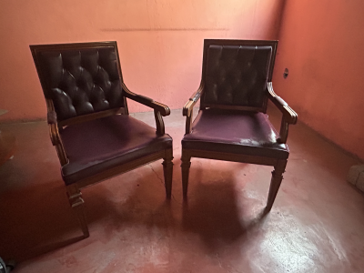 Escritorio  secretarial y 2 sillas haciendo juego 