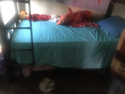 Litera individual de madera fuerte y bases de metal