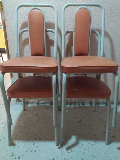 cuatro sillas muy resistentes
