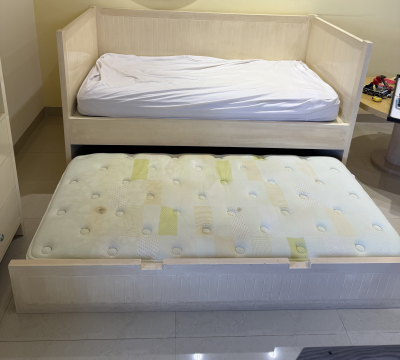 Cama canguro, librero y mesita con sillas 