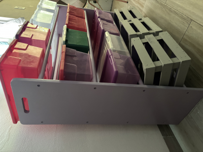 Zapatero y/u organizador con 4 filas y 12 cajas de plástico  