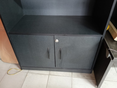 Librero como nuevo con puerta y llave