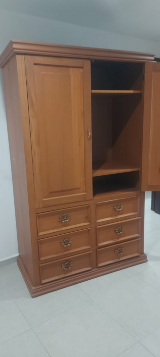 Mueble de madera de cedro macizo — clásico y resistente