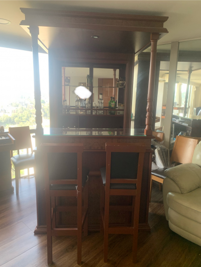 Cantina con bancos de lujo