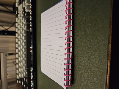 Cuaderno y pluma de escritor famoso 
