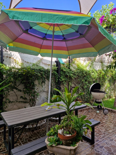 mesa de jardin  con sombrilla