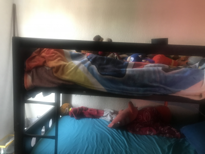 Litera individual de madera fuerte y bases de metal