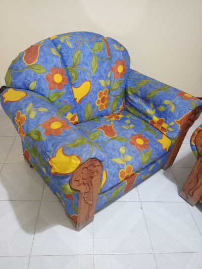 Sala de tres piezas con tres mesitas que hacen juego incluidas en el precio 