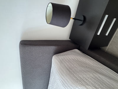 Recámara matrimonial; base, cabecera, colchón, burós, lámparas 