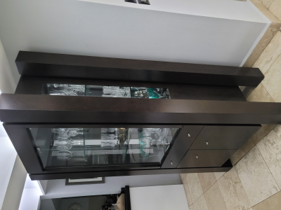 Comedor con 8 sillas y dos trincheros