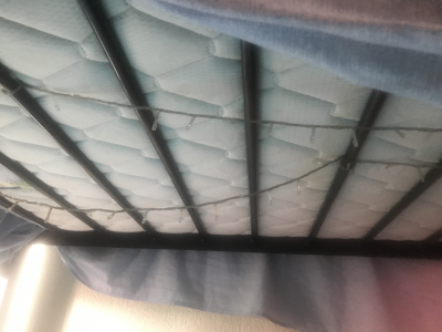 Litera individual de madera fuerte y bases de metal