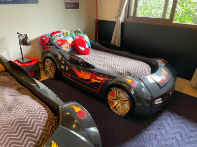CAMA CARRO CON LUZ Y SONIDO DE CLAXON 