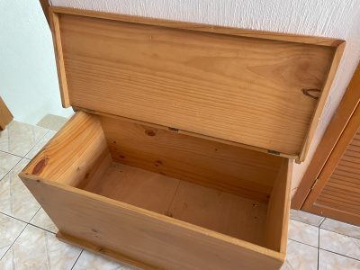 Baúl de madera sólida