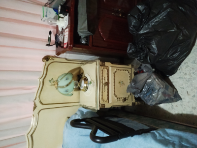 Recámara con dos burós , cabecera, luna, tocador, colchón con base de ruedas