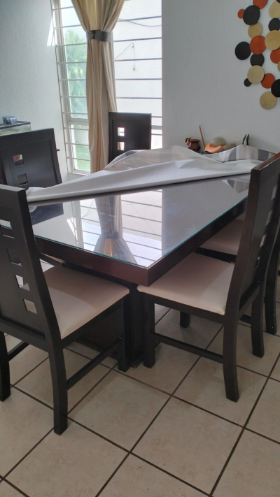 Comedor rectangular con 5 sillas y bufetero