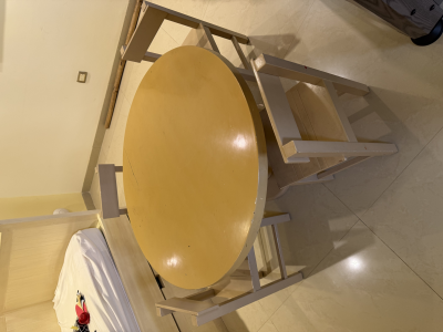 Cama canguro, librero y mesita con sillas 