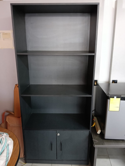 Librero como nuevo con puerta y llave