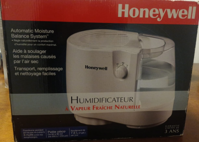 Es un humidificador Honeywell de vapor frío (Natural Cool Moisture).
