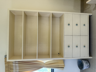 Cama canguro, librero y mesita con sillas 