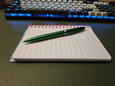 Cuaderno y pluma de escritor famoso 