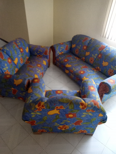 Sala de tres piezas con tres mesitas que hacen juego incluidas en el precio 