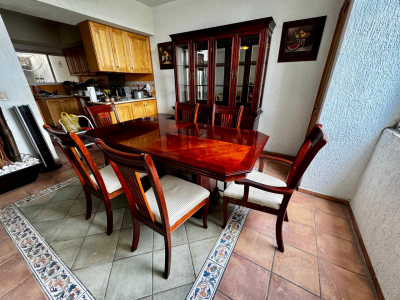 Comedor con 6 sillas, vitrina y 3 cuadros decorativos