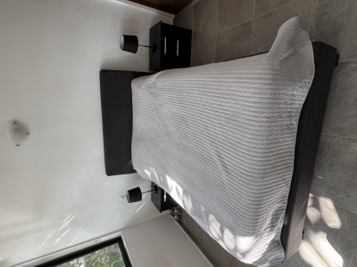 Recámara matrimonial; base, cabecera, colchón, burós, lámparas 